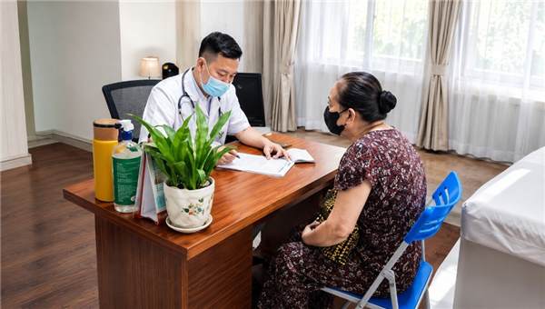 Đội ngũ bác sĩ khám và tư vấn tại Phòng Khám Đa Khoa 30/4